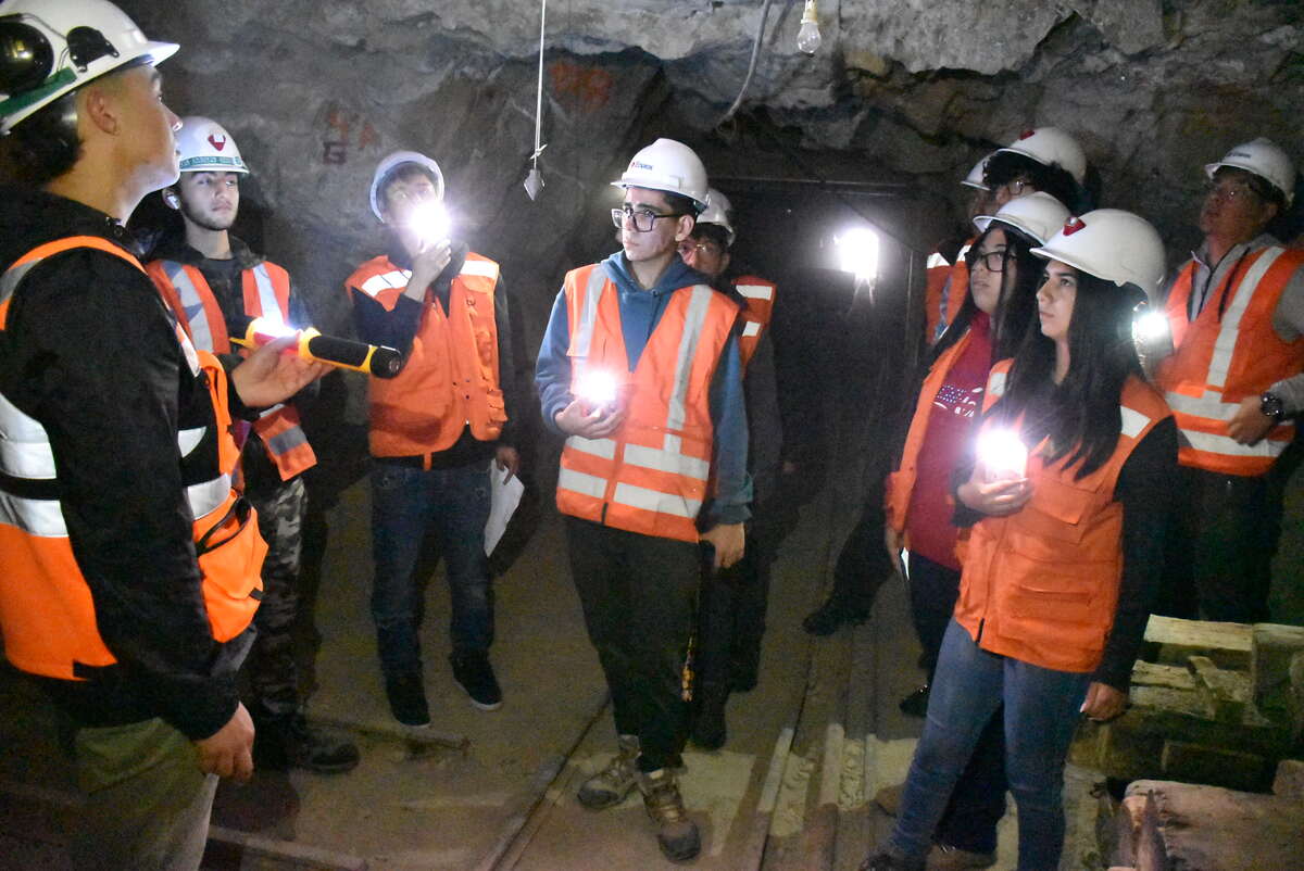Estudiantes en la Mina Escuela de la Universidad de Atacama.