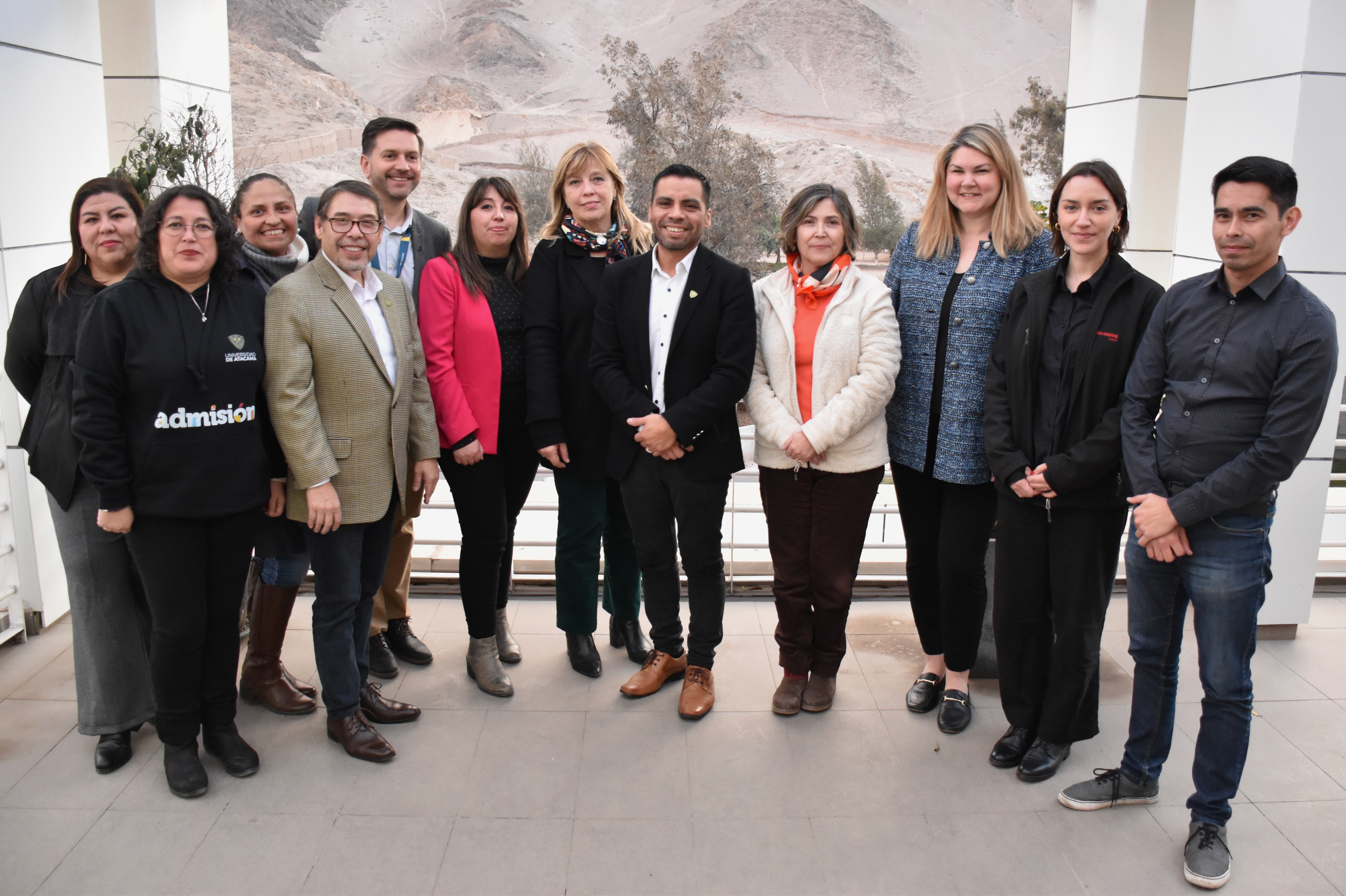 Autoridades de la Universidad de Atacama y Lundin Mining posan para foto formal