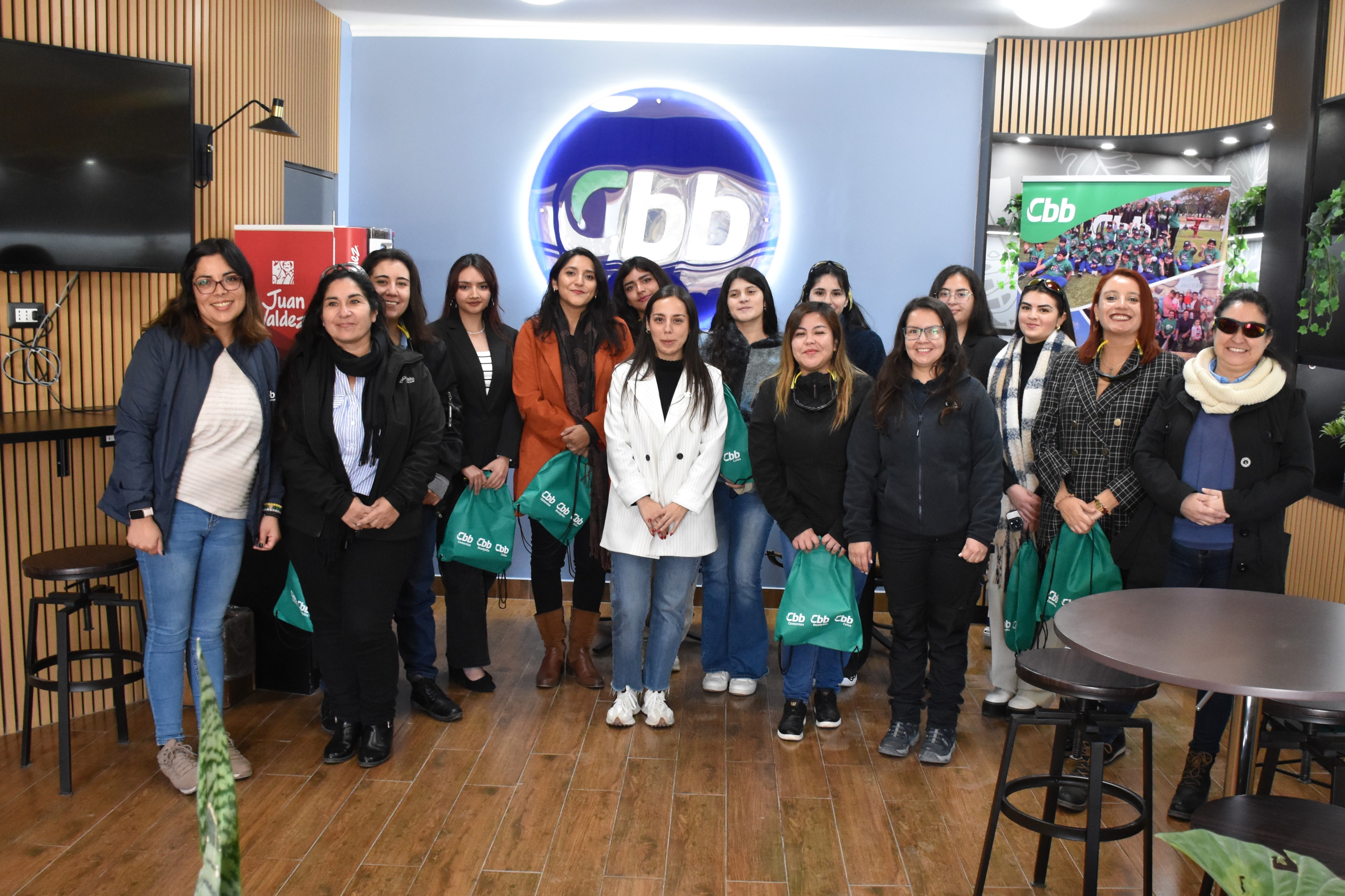 Foto oficial de visita de académicas y estudiantes UDA a planta de Cal CBB, junto con altos cargos femeninos de la fábrica
