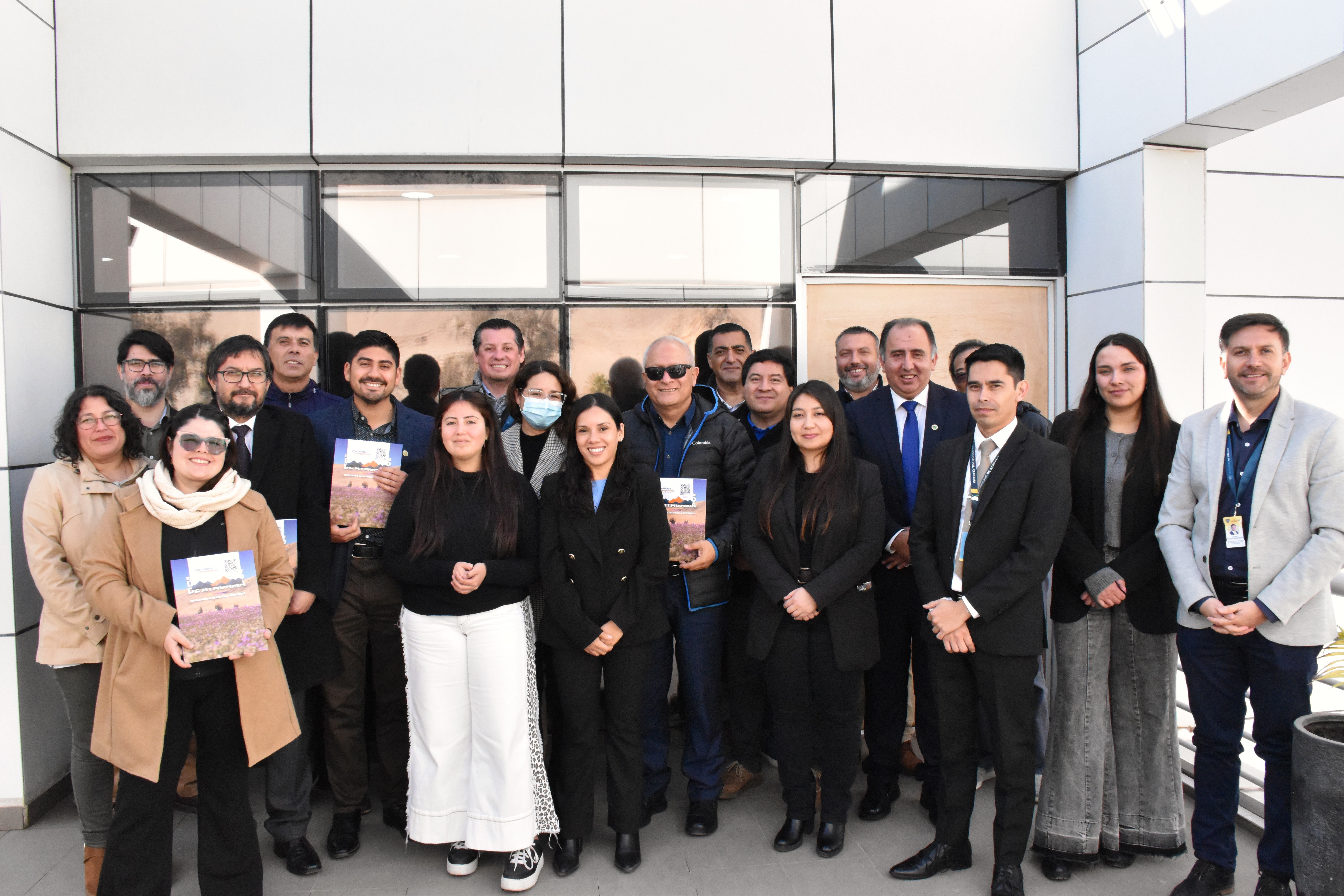 Un grupo se personas posa en el balcón del salón de Rectoría. Se trata del Comité de Gestión Estratégica que formulará el Plan de Desarrollo Estratégico 2026-2035.