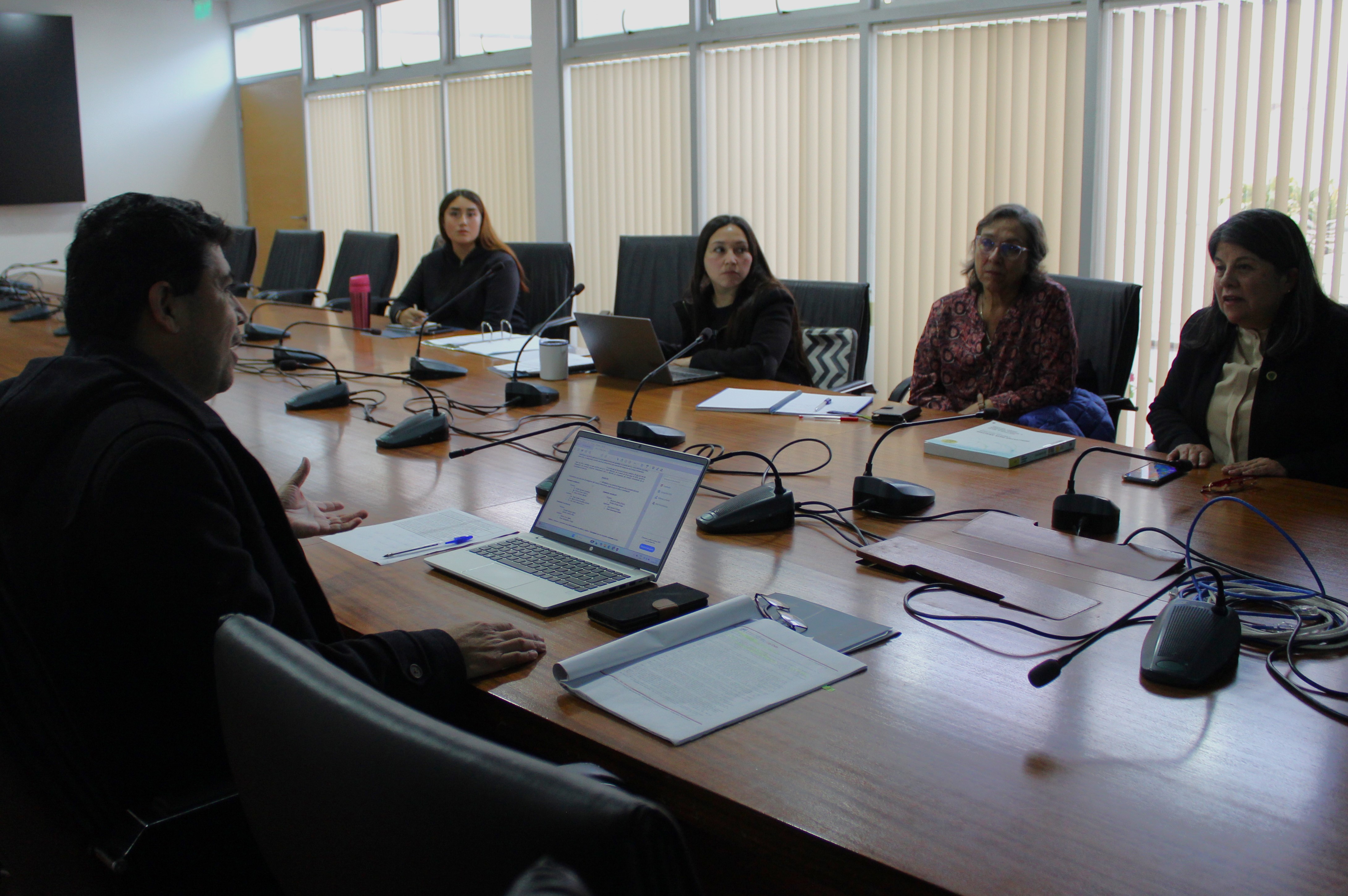 Reunión de la CET en edificio institucional.