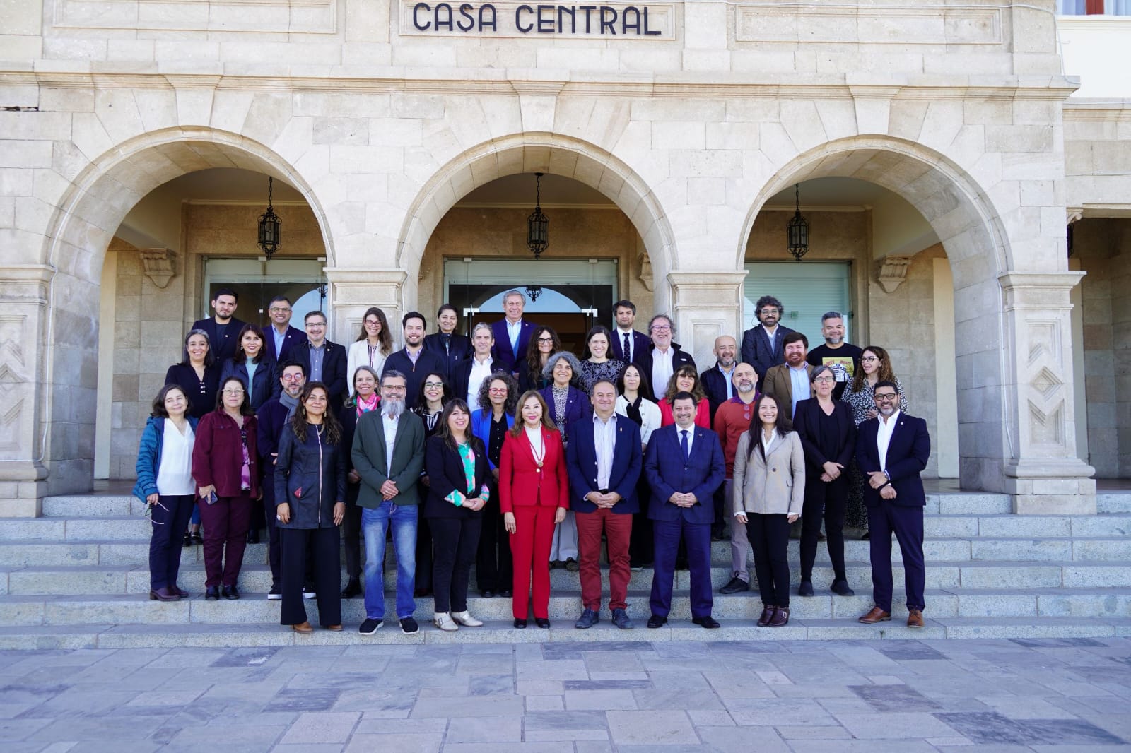 Grupo de rectores de pie frente la Universidad de La Serena posando para la foto. Es la Comisión Asesora de Investigación del CRUCH, en la Universidad de La Serena