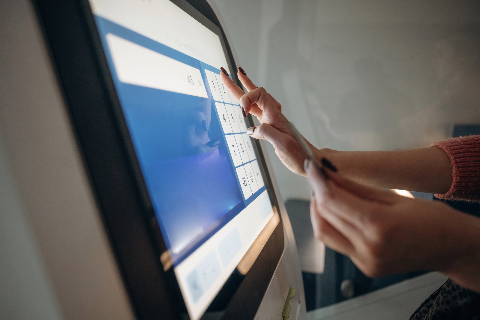 Persona votando de manera electrónica entre las candidaturas del consejo universitario. Imagen ilustrativa del proceso de votación de la Universidad de Atacama