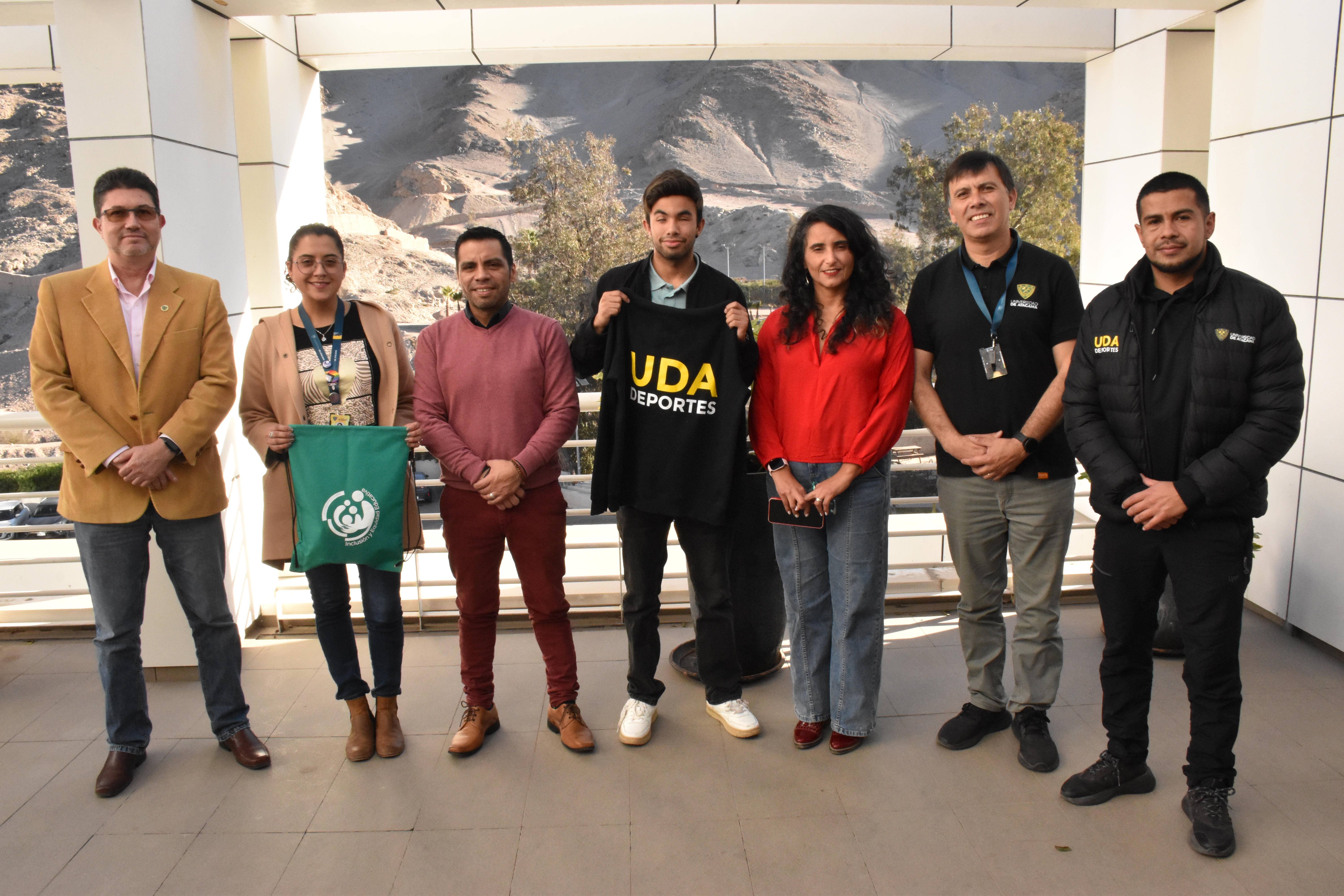 Entrega apoyo institucional a estudiante jugador de goalball