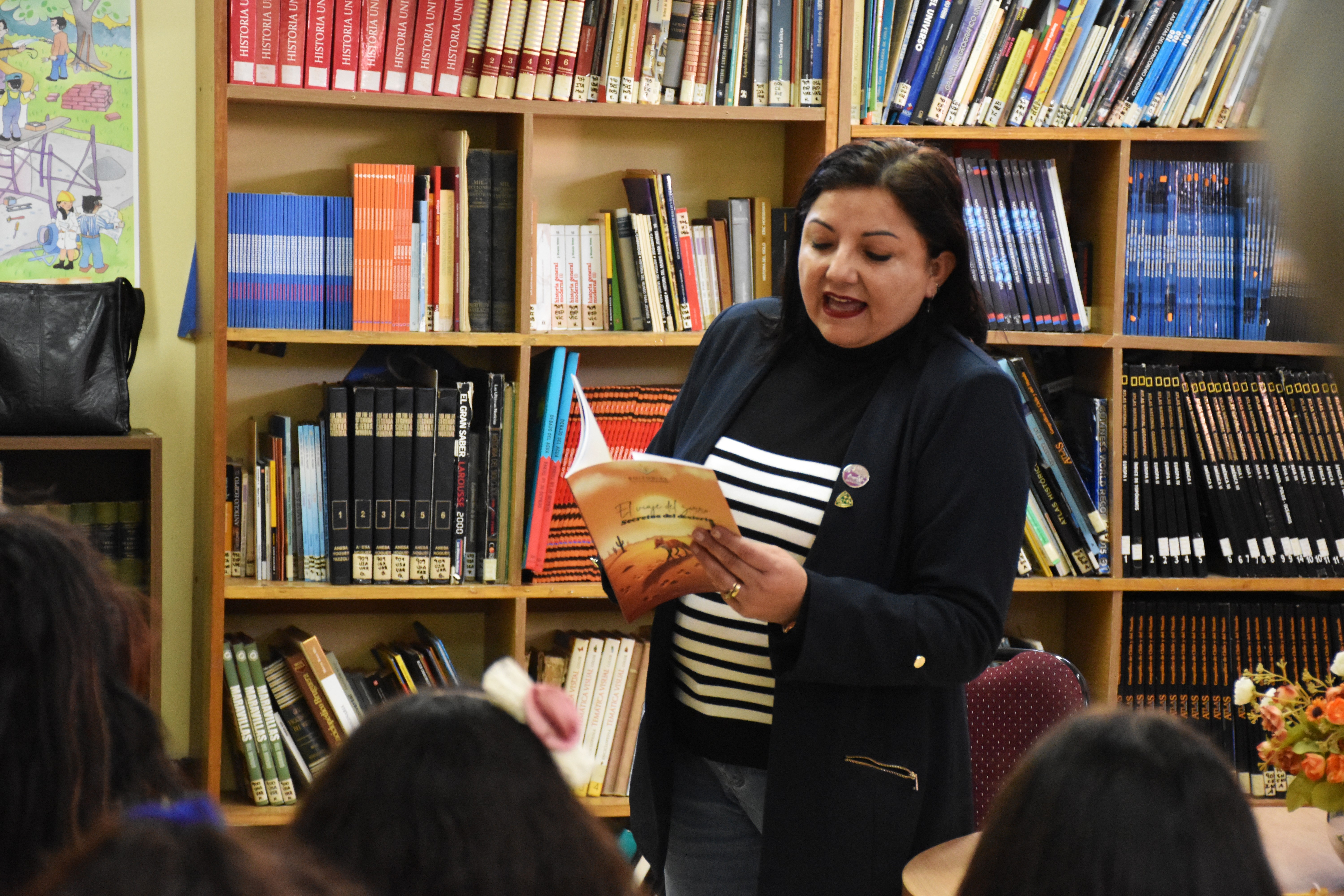 Unidad de Arte, Cultura y Patrimonio presente durante el lanzamiento del libro El Viaje del Zorro en el Liceo de Música.