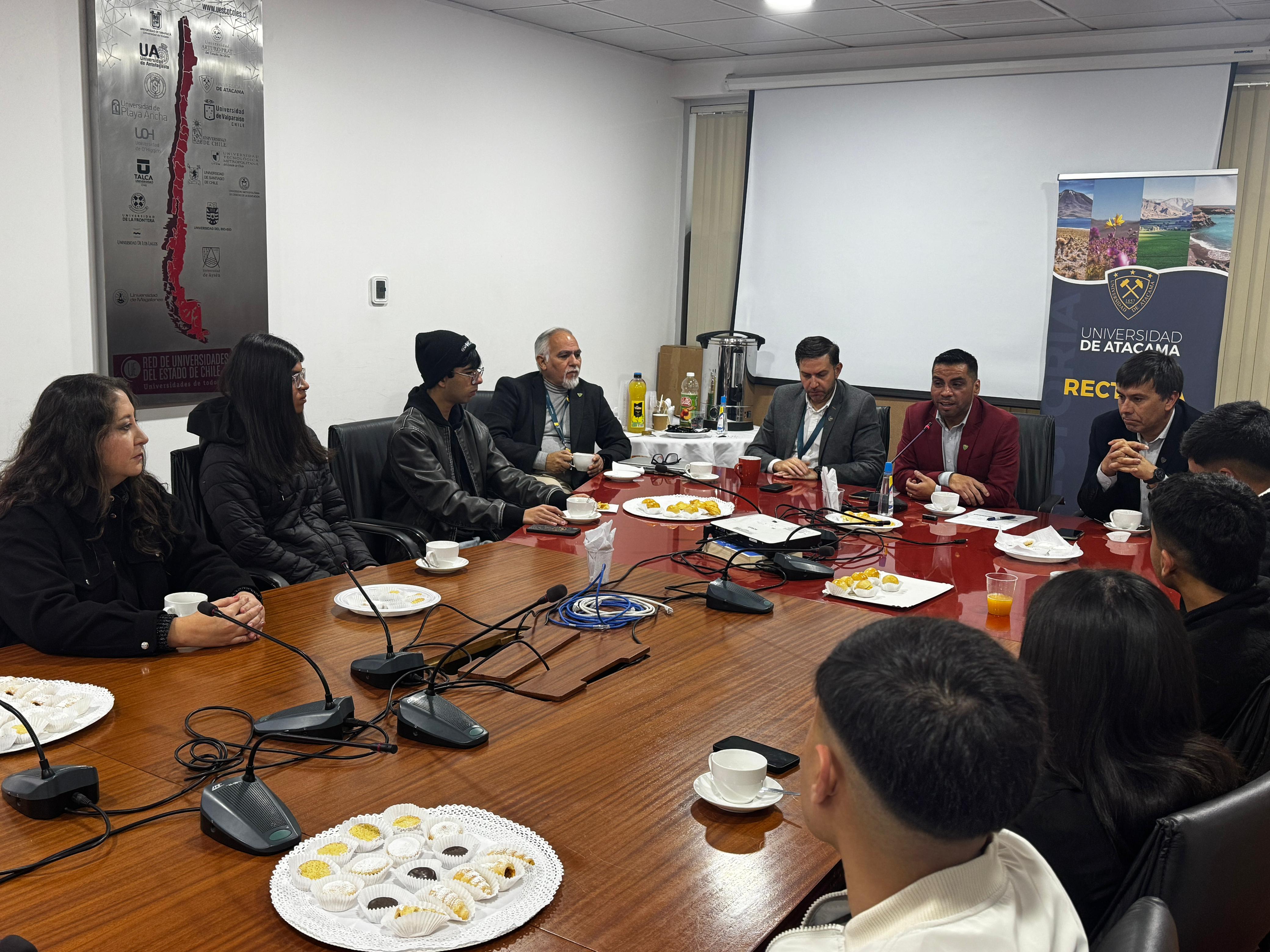 becados y becadas con beneficios UDA reciben desayuno en rectoría de la Universidad de Atacama