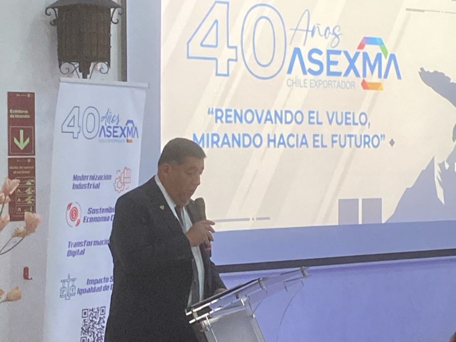 Académico UDA exponiendo en aniversario 40° de ASEXMA