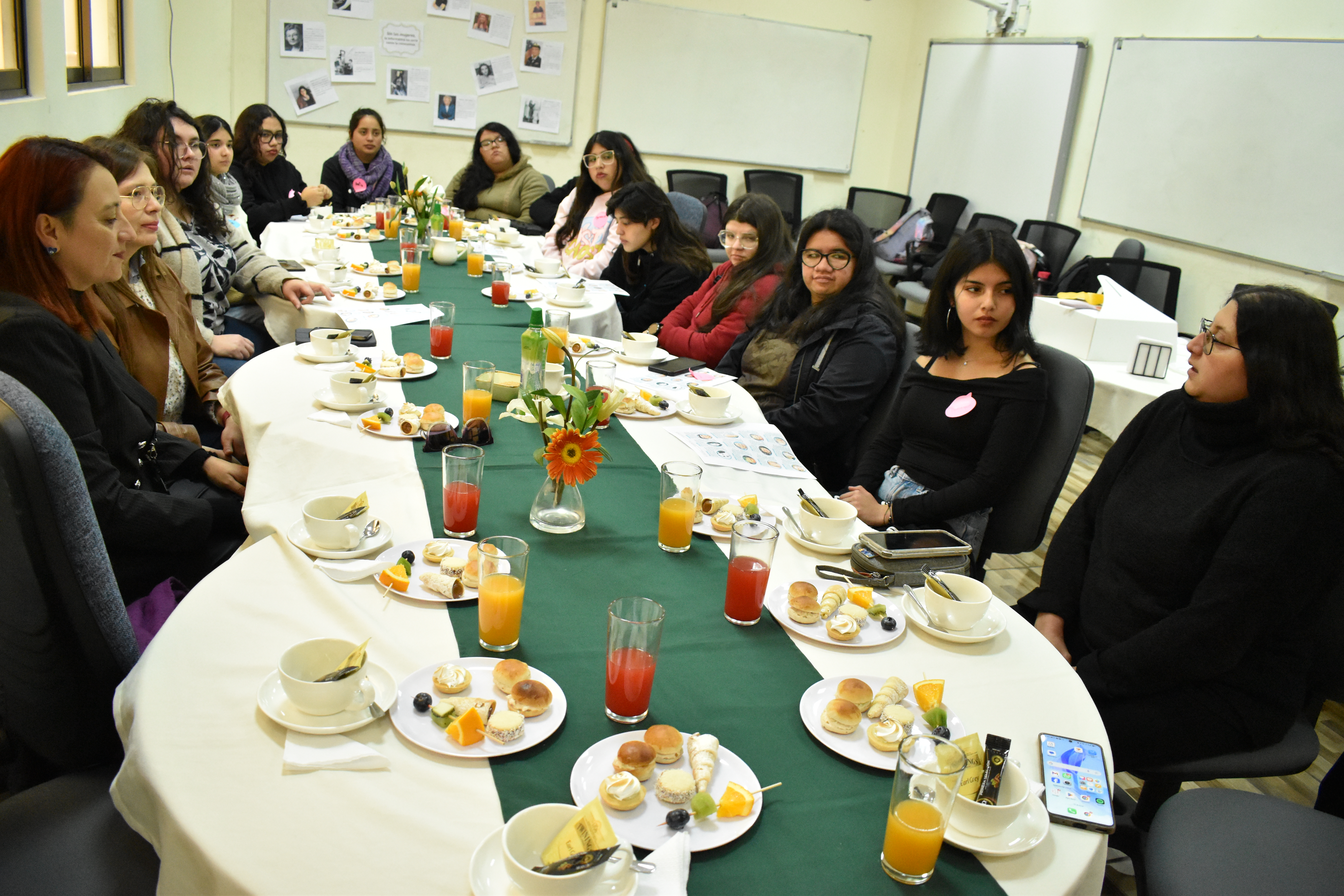 Mujeres ingenieras en desayuno conversando con mujeres estudiantes de ingeniería civil en computación e informática