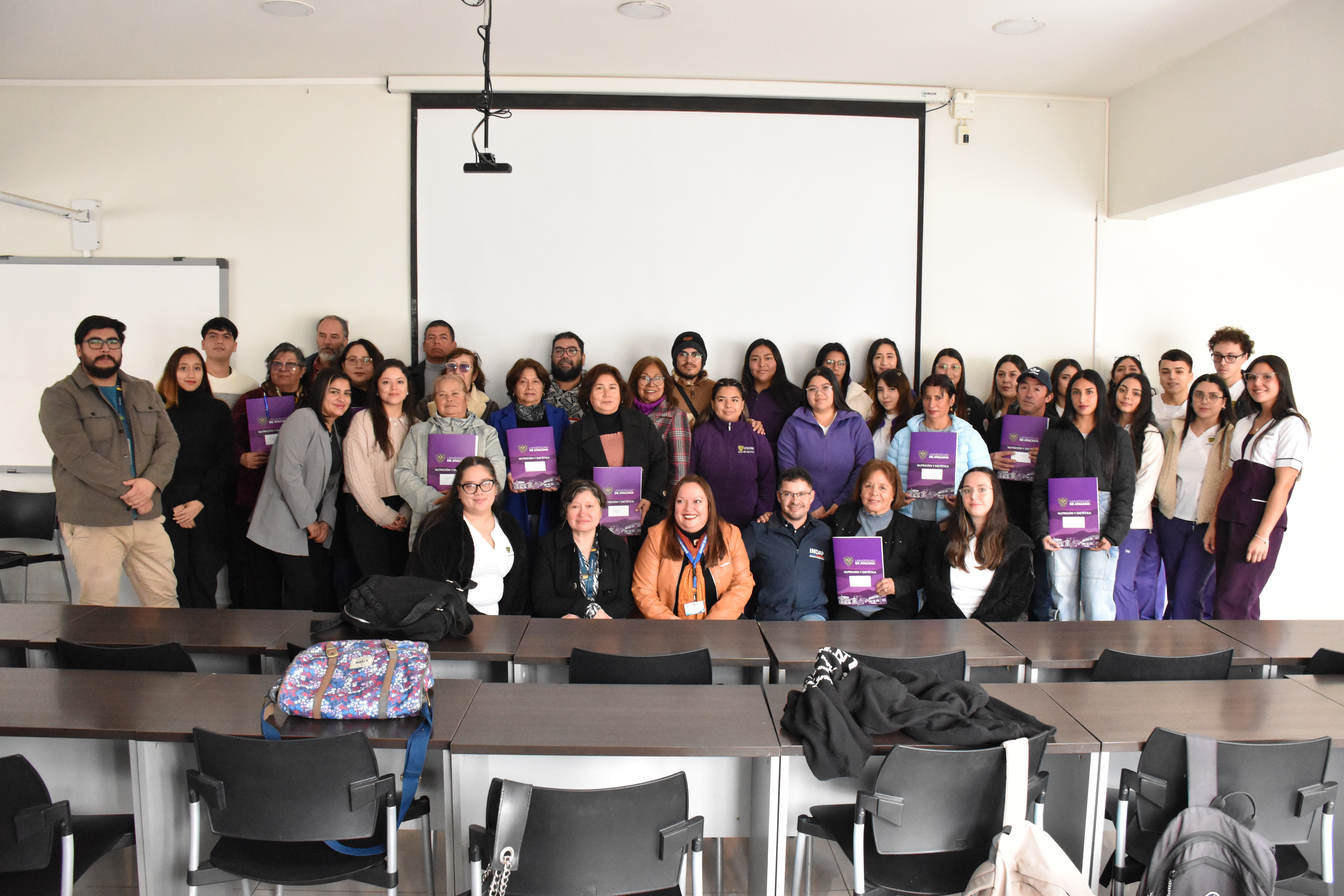 Fotografía de beneficiarios, estudiantes y autoridades en ceremonia de cierre Prodesal UDA INDAP
